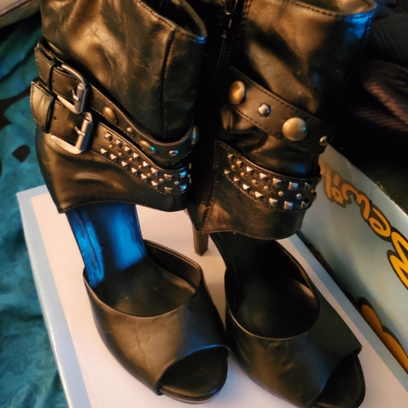 High heeled boots, never worn. - Picture 2 of 2